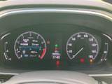 速度や車両情報をメーター内で確認でき、表示がまとまっていて運転中も視線を移しやすい配置です。必要な情報を把握しやすく、日々の運転をサポートしてくれます。