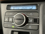 【オートエアコン】AUTOボタンを押してお好みの温度を設定!快適な室温でドライブをお楽しみいただけます♪