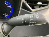 レバーには各種のマークが表示され、操作内容を確認しやすい配置です。運転席から手を伸ばしやすい位置にあり、走行中も手元で必要な操作を行いやすく、日常の運転をサポートします。