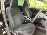 前席は座面と背もたれにゆとりを感じる形状で、運転席から助手席まで落ち着いて過ごせる空間です。ドア側から乗り込みやすく、前方の視界も確保しやすい配置です。