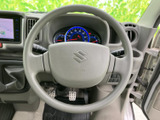 正面に配置されたステアリングは、握りやすい形状で運転時の操作をサポートします。メーターを確認しながら前方へ視線を向けやすく、落ち着いて運転に集中できます。