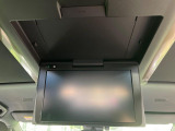 【12.1型フリップダウン】大画面モニターで後席でもエンタメをお楽しみいただけます。家族や友人とお出かけする機会が多い方に大人気です♪