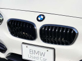 左右のキドニー・グリルの中心にはBMWのエンブレムが鎮座し、個性を放つデザイン性を兼ね備えました。