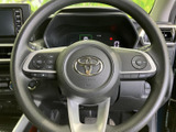 手元には複数のスイッチがまとまり、運転姿勢を大きく変えずに各種機能を扱える構成です。ボタンの配置や表示が確認しやすく、日々の運転で便利に活用いただけます。握りやすさにも配慮されています。