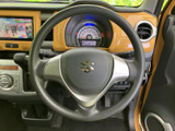 手になじみやすい形状で、運転姿勢を整えながら握りやすいステアリングです。周囲にはメーターや各種スイッチが配置され、前方を見ながら運転に必要な情報を確認しやすい運転席です。