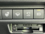 複数のスイッチとETC車載器がまとまって配置され、各装備を手元で確認できます。ETC車載器を利用すれば料金所をスムーズに通過でき、高速道路の利用にも便利です。