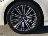 BMW純正アルミホイール。洗練されたデザインで、足元の個性を引き立てます。