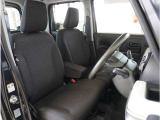 【清潔感のある運転席&助手席】隅々までクリーニングの行き届いた運転席&助手席。目立ったシミや汚れ等もございません。快適なドライブをどうぞ。