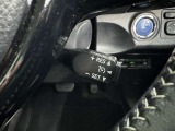 クルーズコントロール機能が付いています。 速度を設定するとアクセルを踏まなくても一定の速度で走ることができます。  高速道路ではとても便利な装置なんです。