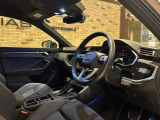 身体を包む形状のフロントシート。運転姿勢を合わせて、通勤から休日の遠出まで自分の居場所にできます。