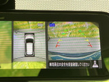 後方映像に加えて車両周囲の状況も画面で確認でき、駐車時の目安となるガイド線も表示。周囲を直接確認しながら、慎重な後退をサポートします。