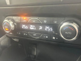 【オートエアコン】一度お好みの温度に設定すれば、車内の温度を検知し風量や温度を自動で調整。暑い&hellip;寒い&hellip;と何度もスイッチ操作をする必要はありません。快適な車内空間には必須の機能ですね♪