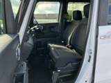 前席は視界が開けており、運転席と助手席の間にもゆとりを感じる室内です。落ち着いた色合いのシートでくつろぎやすく、乗り降りのしやすさも日々の移動でうれしいポイントです。
