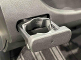 助手席側にはワンプッシュ式オートオープンカップホルダー装備