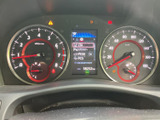 速度計や回転計に加え、中央の表示部で車両情報を確認できるメーターまわりです。必要な情報が見渡しやすくまとめられており、運転時の確認をサポートします。