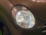 標準はマルチリフレクターハロゲンヘッドランプですがディーラーオプションのLEDヘッドランプバルブに交換できます。スタッフまでお問合せ下さい。