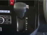 無段変速機(CVT)を搭載。有段変速機に存在する「変速ショック」が無いので、スムーズなアクセル操作が可能です♪