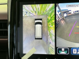 後方映像に加え、車両を上から見たような表示も確認でき、駐車時の周囲把握をサポートします。ガイド線も表示されるため、駐車位置を確認する際に便利です。