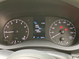 左右のメーターと中央の表示部がまとまり、運転に必要な情報を視線の近くで確認しやすい配置です。表示が整理されており、走行前の確認から日常の運転まで役立つ見やすさです。