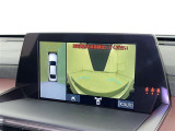 パノラミックビューモニターを装備。駐車場や交差点でクルマを真上から見るように周囲を確認できます。機能の詳細は販売店スタッフまでおたずねください。