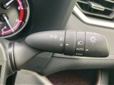 操作しやすい位置に配置されたウインカーレバー。スムーズな操作感で、安全な車線変更をサポートします。直感的な操作で、運転に集中できます。