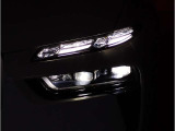 【LEDヘッドライト】先進のLEDテクノロジーを採用。放射される白色光の周波特性は太陽光に近く、バイキセノン・ヘッドライトを上回るコントラストで更に明るく輝きます!