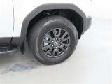 装着タイヤサイズは、265/65R18です。純正アルミホイールを装着しております。