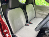 明るい色合いのシートが車内をすっきりと見せ、前席はゆったりと腰掛けやすい印象です。窓からの視界も広く、運転席と助手席で過ごす時間を快適に支えます。