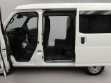 ドアは広く開き、荷物を持ちながらの乗り降りも楽になります。
