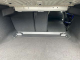 大容量トランクスペース。分割可倒式セカンドシートを使用すれば更に広大なスペースが実現します。
