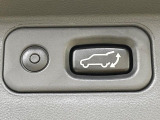 【パワーバックドア】スマートキーや運転席のボタンを押すだけでリアゲートが自動で開閉します!荷物を持っている時や、高い位置にあるバックドアを閉める際に便利な機能です♪