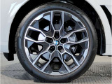【BMWアロイホイル】軽量かつ強度に拘ったアロイホイル。走行性能ポテンシャルを引き出す設計。車の足元を引き締めてくれる大きなポイントはアロイホイルです。