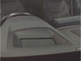 【コックピットシート】BMW車の主役席。車体中央にくる様に配置し車両重心とが一致する事でドライバーと車との一体感あるドライビングを実現。人間工学に基づき形成した形状が長時間のドライブ疲労も軽減します!