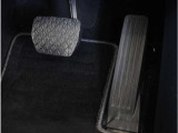 【オルガン式アクセルペダル】 かかとがずれにくく、アクセルペダルがコントロールしやすくなります。また運転時の疲労を軽減し、とっさのときの踏み間違いも起きにくくなります。
