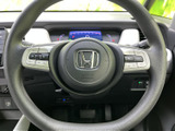 手元には複数のスイッチが配され、運転姿勢を大きく変えずに各種機能へアクセスできます。メーターとの位置関係も自然で、必要な表示を確認しやすい配置です。