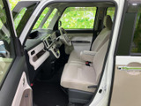 前席は明るい色合いでまとめられ、運転席と助手席の間にもゆとりを感じる配置です。大きな窓から周囲を見渡しやすく、乗り降りもしやすい開口部で、日常の移動を快適に支えます。