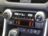 【オートエアコン】車内温度を感知して自動で温度調整をしてくれるのでいつでも快適な車内空間を創り上げます!どの席に座っても快適なドライブが楽しめます♪