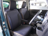 【清潔感のある運転席&助手席】隅々までクリーニングの行き届いた運転席&助手席。目立ったシミや汚れ等もございません。