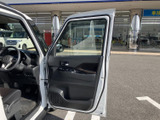 ドアを開けると前席まわりを見渡しやすく、乗り降りの際も動きやすい空間です。手元に収納スペースがあり、飲み物や小物を置きたい日常の場面にも便利です。
