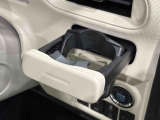 ワンプッシュ式オートオープンカップホルダーが運転席側に付いてます。