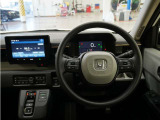 運転にかかわる様々な操作を安全に行えるように視点移動が少なく、操作性に配慮されたスイッチ類が凝縮されたコクピットです。