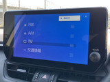FM・AMに加えてテレビや交通情報など、画面上で選べる音源や情報を一覧できます。項目がまとまって表示されており、その時々の用途に合わせて選びやすい構成です。