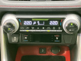 温度表示や空調関連のスイッチが中央にまとまり、運転席から確認しやすい配置です。左右それぞれの温度設定も表示され、空調の状態をひと目で把握しやすくなっています。