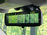 【スマートリヤビューミラー】後席の大きな荷物や同乗者で後方が確認しづらい時でも安心!カメラが撮影した車両後方の映像をルームミラー内に表示。クリアな視界で状況の確認が可能です!