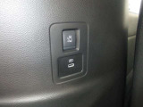 サードヒート右側にはスライドドアの操作スイッチとスマホの充電が可能なUSBタイプCの端子が装備されております♪
