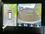 車両周囲を複数の視点から確認できるモニターを備え、駐車時の周囲確認をサポートします。画面表示を見ながら、狭い場所での位置合わせにも役立つ装備です。