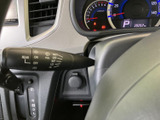 操作しやすい位置に配置されたウインカーレバーです。スムーズな操作で、安全な車線変更をサポートします。直感的な操作性を実現しました。