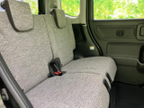 後席は左右に分かれたシートとヘッドレストを備え、座る人それぞれの空間を確保しています。窓から光が入り、同乗者も落ち着いて過ごせる室内です。