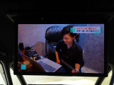 【後席ディスプレイ】後席でTVを楽しむこともできます♪ 後席であれば、走行中も映るので長時間のドライブが苦手な方でも自宅にいる感覚でTVを楽しめます!