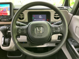手元に複数のスイッチがまとまり、運転姿勢を保ちながら必要な操作に移りやすい配置です。メーターや周囲の表示も見渡しやすく、日常の運転で使う機能を手元で扱えます。